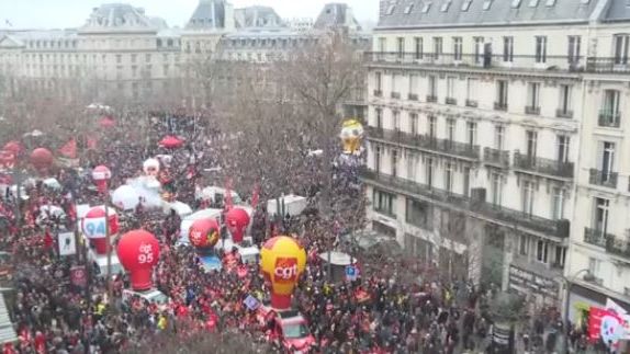 Milion Francouzů stávkoval proti reformě. Vlaky se zastavily a školy zavřely